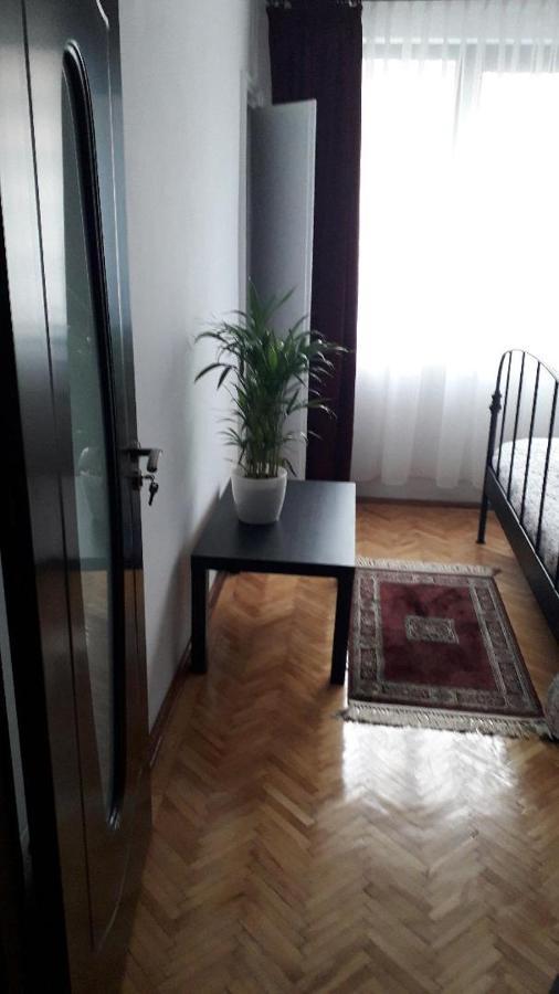 Marie Apartment Bukares Bagian luar foto